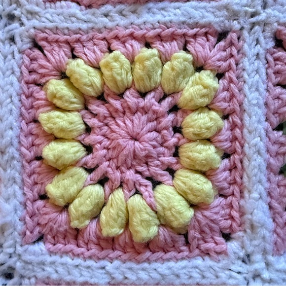 Vtg Granny Squares Multicolor Handmade Crochet  Pink Blue Green Yellow Afghan - Picture 3 of 7